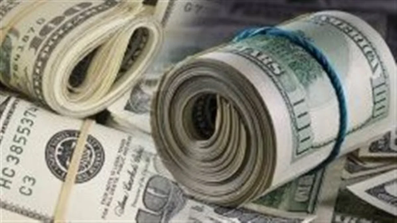 سعر الدولار يشهد انخفاضًا ملموسًا اليوم في السوق